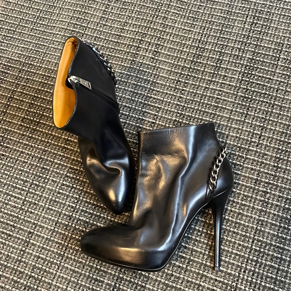 Ralph Lauren collection platform side zip ankle bootie. Size 9 1/2